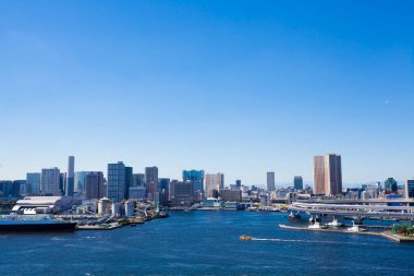 Japonya 'da binaları ve denizleri olan modern şehir manzarası