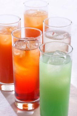 Beyaz masada farklı içkiler ve kokteyller.       