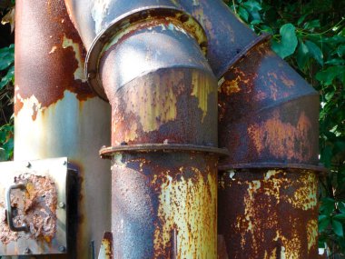 Eski ve paslı metal borular