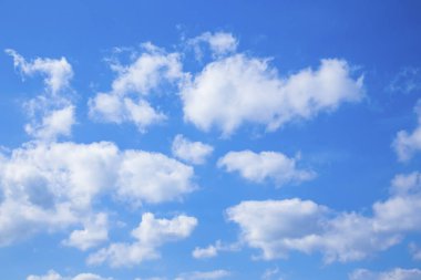 Beyaz bulutlu mavi gökyüzü arkaplanı.          