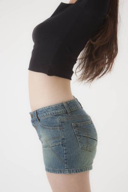 Beyaz arka planda kot giyen genç bir kadın.