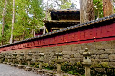 Eski bir Japon tapınağının çarpıcı fotoğrafı.