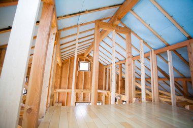 Ev çerçevesi içinde inşaat iç altında yeni bir ev.