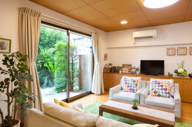 Japonya 'daki modern oturma odasının içinde.