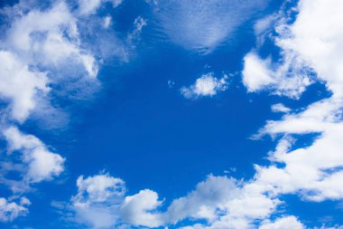 Mavi gökyüzü ve beyaz kabarık bulutlar.  