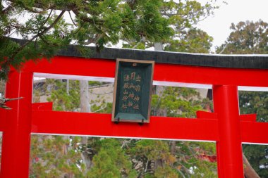 Torii, geleneksel bir Japon kapısı.