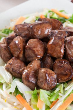 Sebze ve soslu ızgara etin yakın plan görüntüsü. 