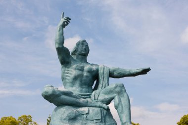 Nagasaki Barış Parkı 'ndaki Barış Heykeli 2. Dünya Savaşı sırasında 9 Ağustos 1945' te şehrin bombalanması anısına dikildi.