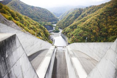 Nehir ve dağlarla dolu güzel bir manzara. 