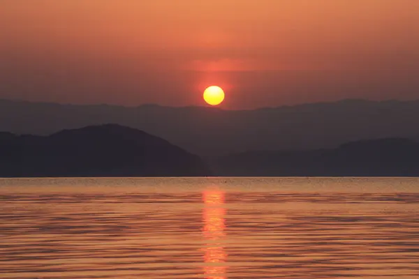 Vacker Solnedgång Ovanför Natursköna Kullar Och Sjö — Stockfoto
