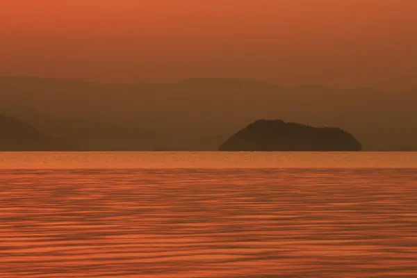 Magnifique Coucher Soleil Sur Lac Avec Des Collines Horizon — Photo