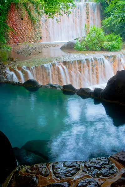 滝が見える露天風呂 日本の山川温泉 — ストック写真