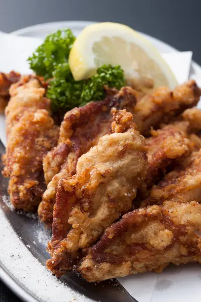 Lezzetli kızarmış tavuğun yakın görüntüsü