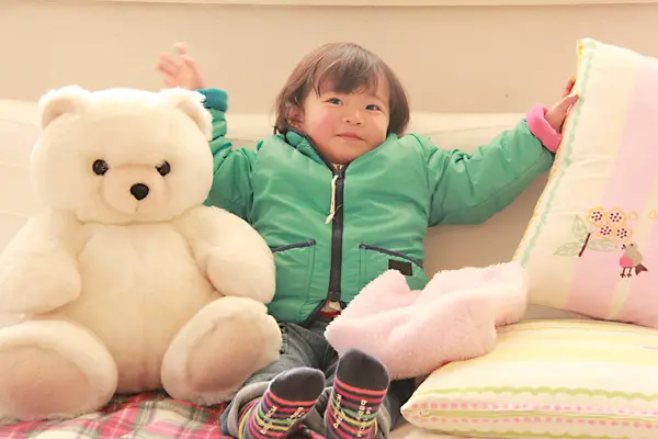 Zblízka Portrét Roztomilé Malé Asijské Dítě Medvídkem Gauči — Stock fotografie