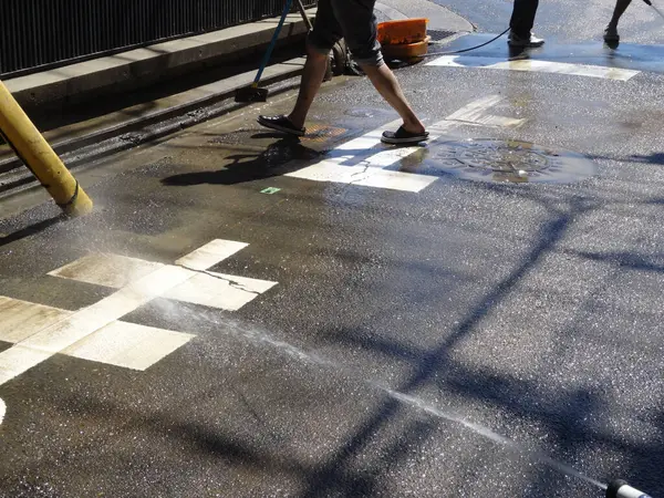 Japonya 'da asfalt şehir sokağının temizlenmesi