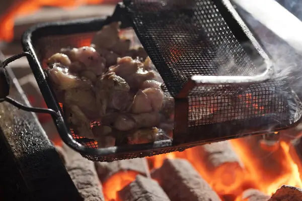 Grillen Vlees Brandende Kolen Van Dichtbij Bekijken — Stockfoto