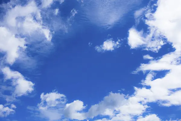 Kék Fehér Bolyhos Felhők — Stock Fotó