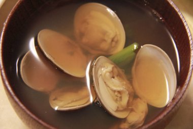 İstiridyeli miso çorbasının yemek fotoğrafı. 