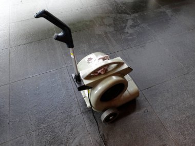 Elektrik süpürgesi yerde..