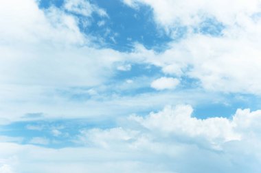Beyaz bulutlu mavi gökyüzü arkaplanı         