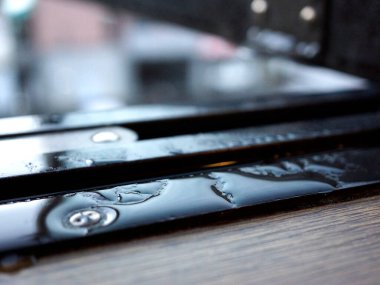 Yakından bakınca parlak metal yüzeyde dinlenen su damlacıklarını görüyoruz.