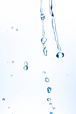 Beyaz arkaplanda su sıçraması izole edildi.         