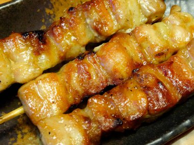 Izgarada pişen şişte ızgara etin yakın plan görüntüsü.   