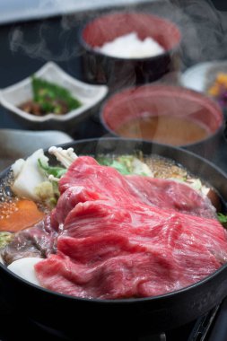 Çiğ sığır etinin mutfak fotoğrafı. 