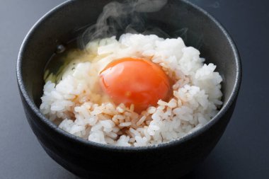 Çiğ yumurtalı bir kase lezzetli pirinç, geleneksel Japon mutfağı.