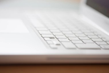 Beyaz laptop-in yakın çekim