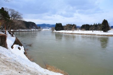 Karlı manzara akan nehir
