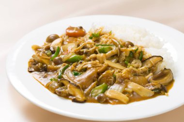 Haşlanmış pirinç, haşlanmış mantar ve sebze. 