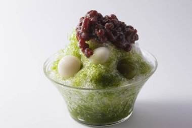 Arka planda haşlanmış azuki fasulyeli soğuk Matcha buzu, yakın plan.