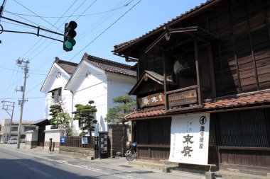 Geleneksel Koyu Lekeli Japon Depoları ve Sokak Sahnesi