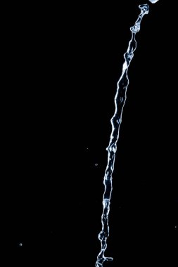 Siyah arka planda bir damla su. soyut arkaplan     