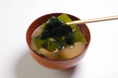 Beyaz arka planda Japon geleneksel çorbası.