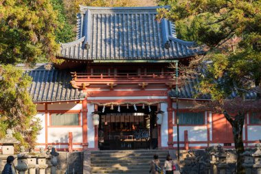 Eski bir Japon tapınağında sakin bir manzara.