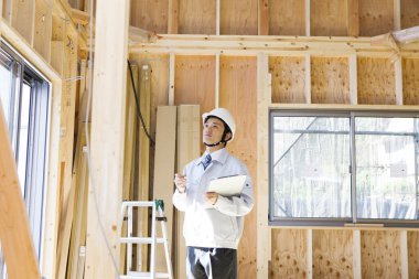 İnşaat alanında çalışan yakışıklı genç Asyalı mimar.