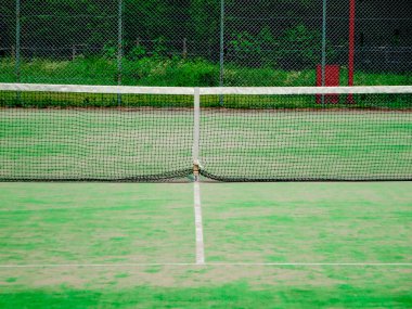 Yaz mevsiminde tenis sahasında boş tenis sahası