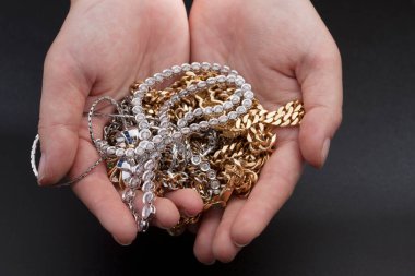 Mücevherler ve aksesuarlar kadınların elinde, yaklaşın. 