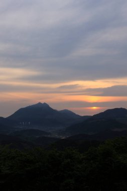 Manzaralı gündoğumunda dağların güzel manzarası 