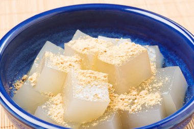 Kuzumochi, kuzuko 'dan yapılmış Japon kekleri.