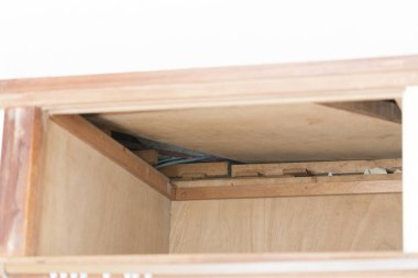 Ahşap dolabın içi gizli bölmeyi gösteriyor.