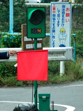 Kırmızı bayrak ve trafik işaretli adam, kesilmiş fotoğraf. 