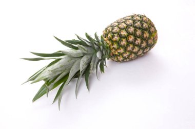 Beyaz arka planda taze ananas