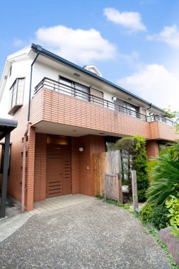 Balkon ve yemyeşil yeşillik içeren modern Japon evi.
