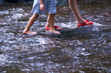 Nehir suyuna su sıçratan çocukların düşük kesimi.
