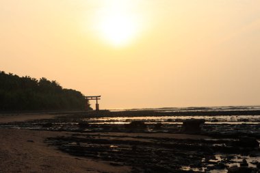 Sabahları kumsalın güzel manzarası.