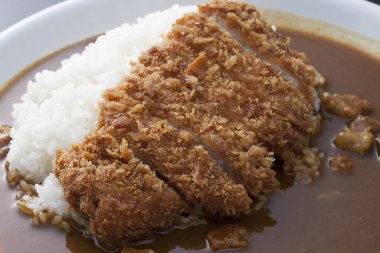 Haşlanmış pirinç ve tonkatsu, kızarmış domuz pirzolası, soslu. Japon yemeği. 