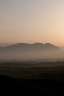 Güzel günbatımı gökyüzü manzaralı dağların üzerinde    